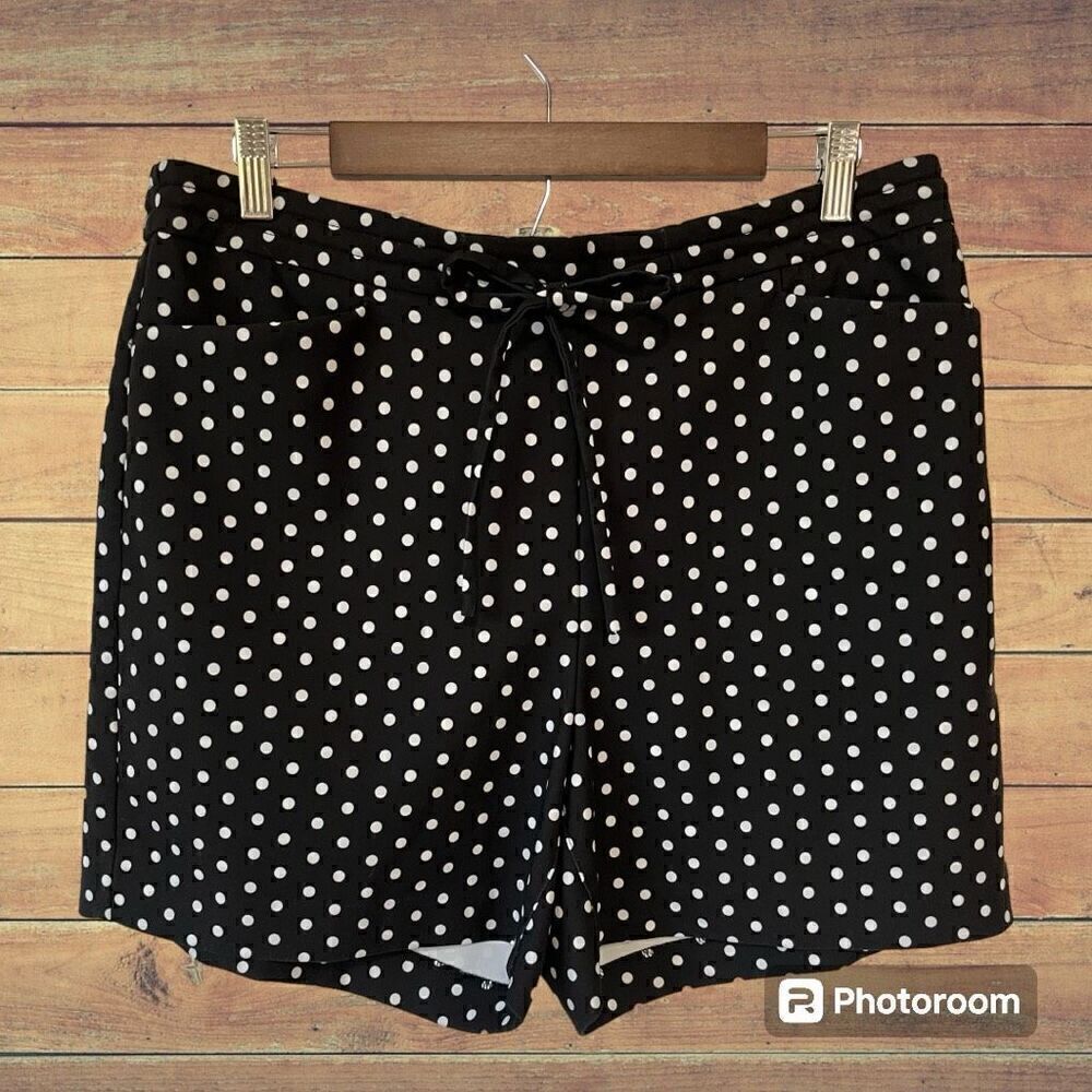 I N C Women’s Black With White Polka Dots Shorts  Size L   EUC